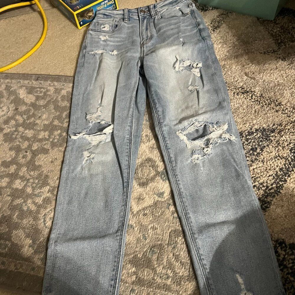 American Eagle highest rise mom jean 00